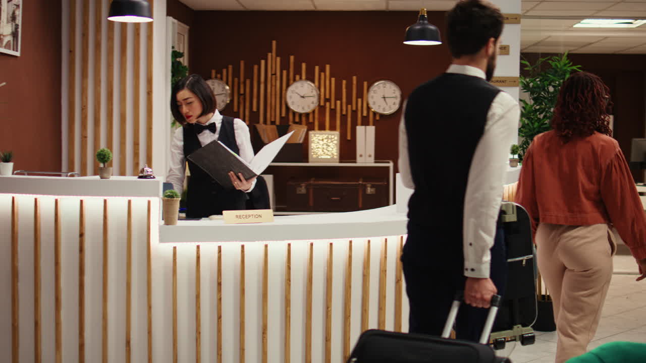 Receptionist gentile che effettua telefonate