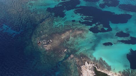 vista aérea de la increíble agua del mar ubicada en sithonia, chalkidiki, grecia