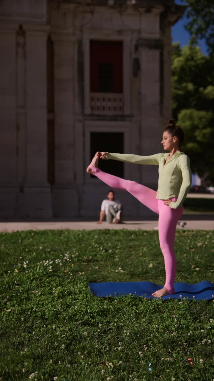 mujer practicando yoga en un parque