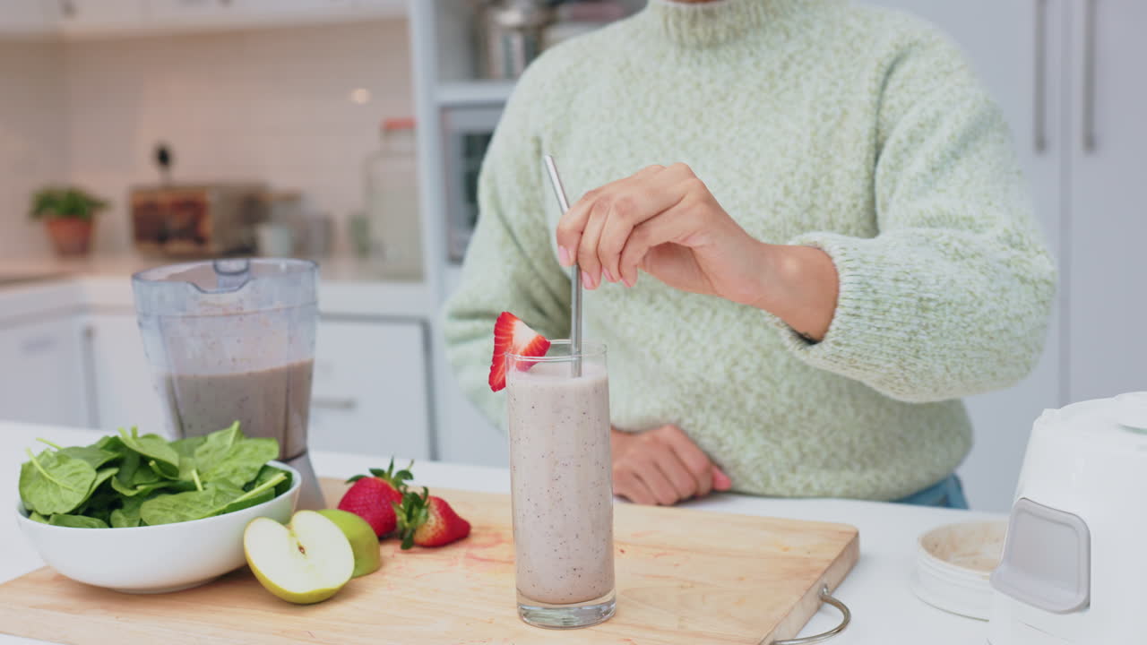 Salud, cocina y mujer con batido