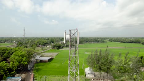 vista aérea de una torre de teléfono celular en un pueblo