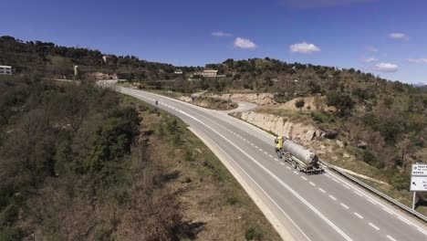 fotografía aérea de una autopista en españa, coches y camiones que pasan