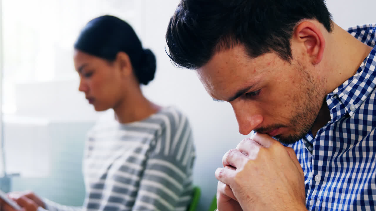 복도 에서 의자 에 앉아 있는 화가 난 사람