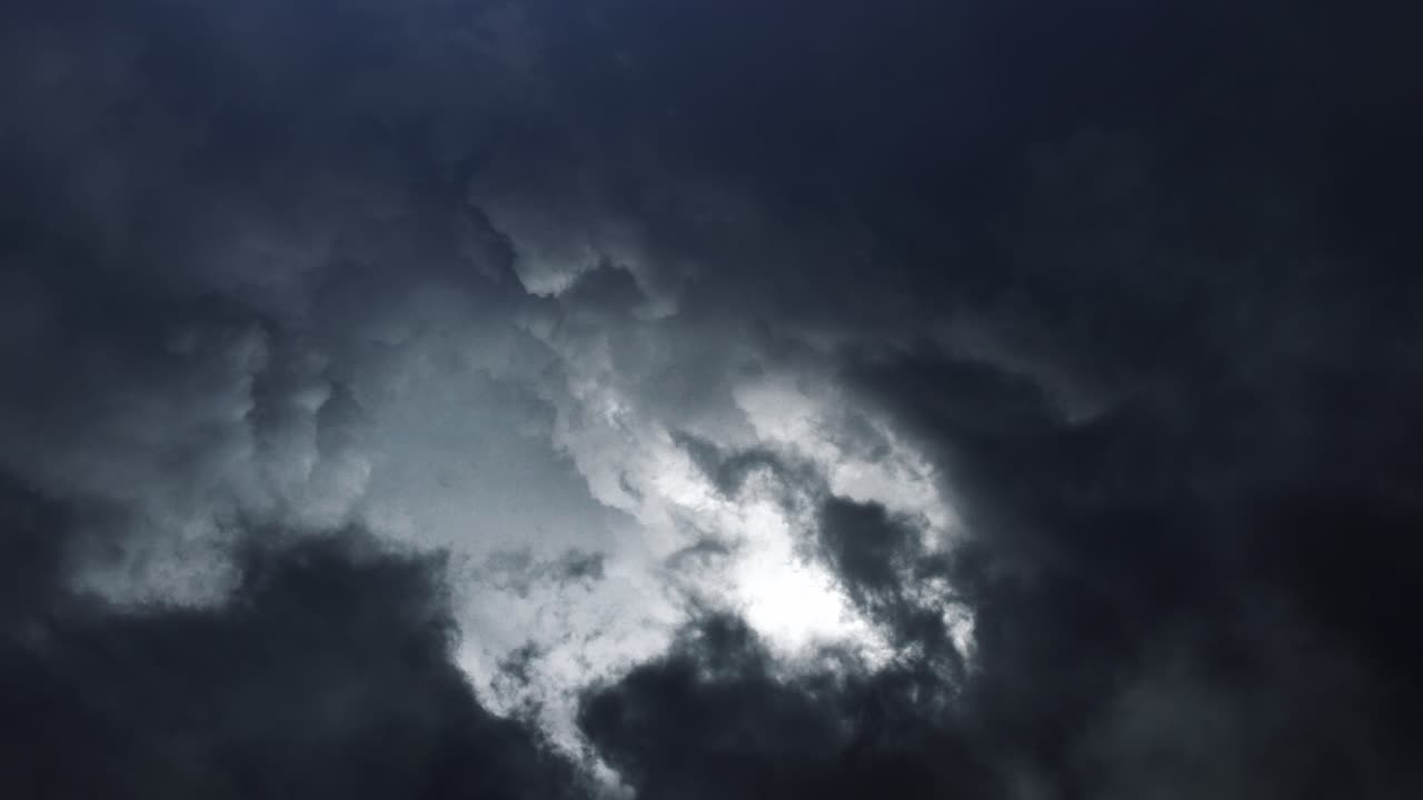 tormenta de 4k y relámpagos en nubes oscuras