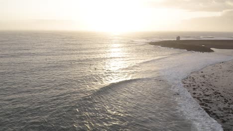 Antena-De-Amanecer-Brillante-En-Lugar-De-Surf-En-Þorlákshöfn-En-Islandia,-Alba