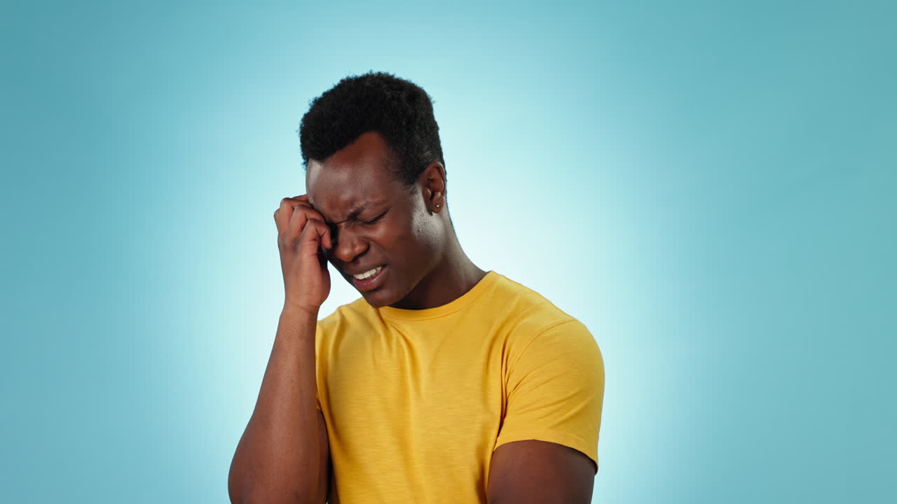 Stress, ansia e uomo di colore con mal di testa