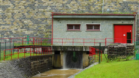 Vergrößertes-Ablassventil-Des-Wassertanks,-Das-Die-Entlüftung-In-Zeitlupe-Schließt,-Während-Noch-Wasser-Aus-Dem-Bystrička-Wassertank-Fließt