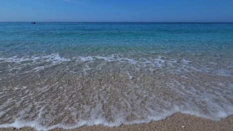 Paisaje-Marino-Con-Agua-De-Mar-Tranquila-Lavando-Arena-De-Playa-En-Un-Día-De-Vacaciones-De-Verano,-Relajante-Panorama-Mediterráneo