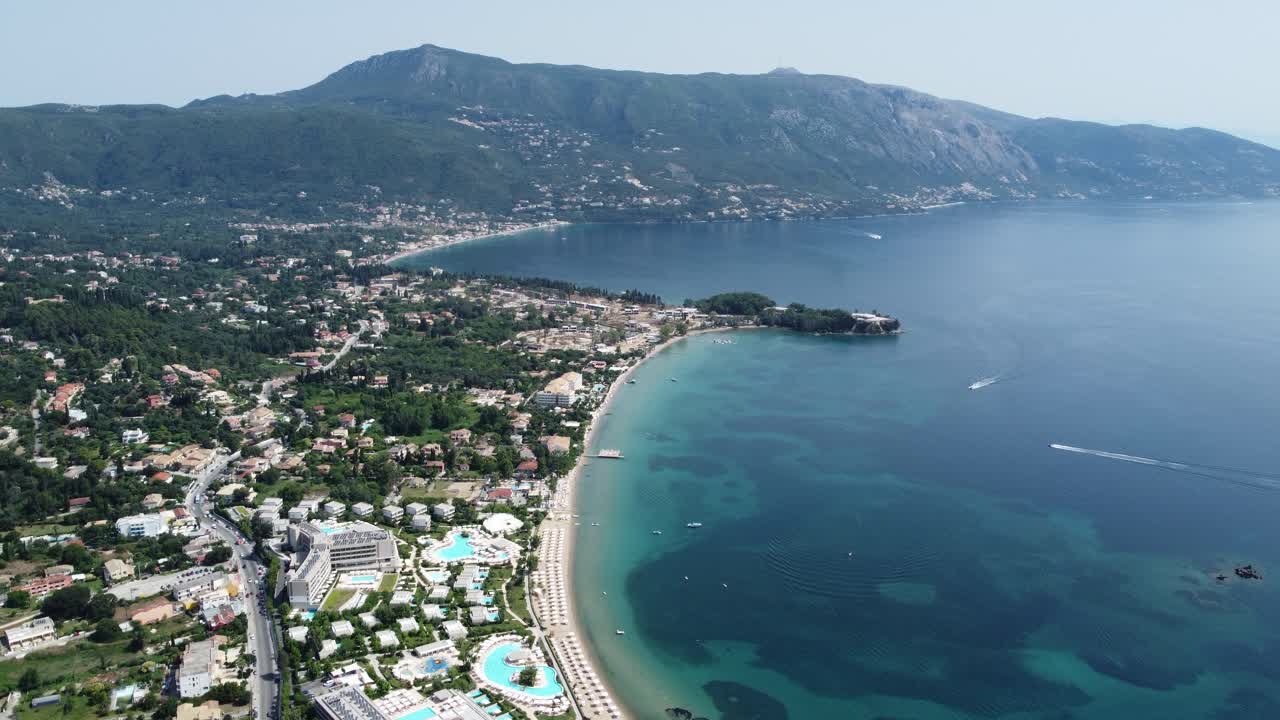 vuelo ascendente sobre la isla de corfú, la bahía de ipsos, la ciudad costera y las verdes montañas