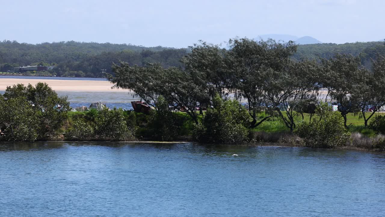 변화하는 빛으로 호수의 조용한 전망.