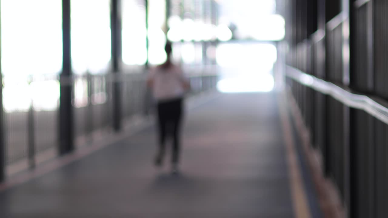 individuo corriendo en un puente peatonal cubierto