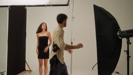un fotógrafo profesional tomando fotos de un modelo en un estudio