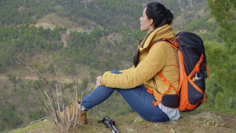 Mujer-Joven-Disfrutando-De-Un-Día-En-El-Desierto