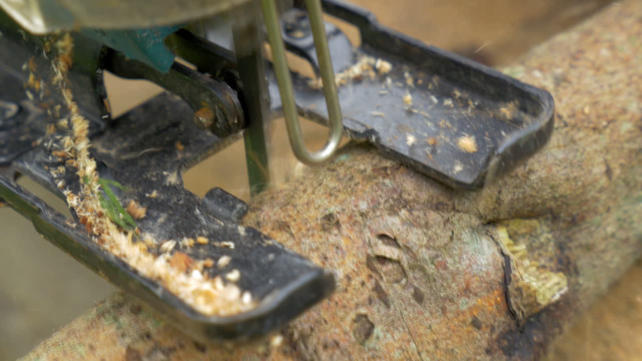 el hombre aserrar troncos de madera usando un rompecabezas eléctrico