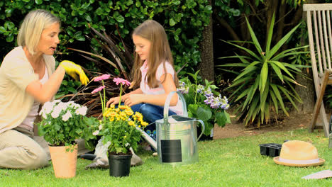 Madre-Con-Su-Hija-Haciendo-Algo-De-Jardinería