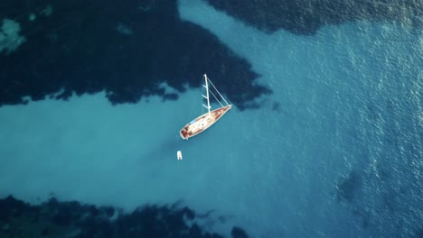 Impresionantes-Imágenes-De-Drones-En-4k-De-Un-Gran-Yate-De-Vela-En-Aguas-Cristalinas-De-Color-Azul-Turquesa-En-El-Mar-Mediterráneo---Vela-De-Mallorca