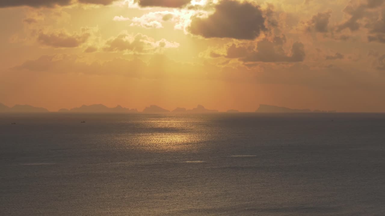 Tidsforløbsvideo af solnedgang over Ko Samui i Thailand.