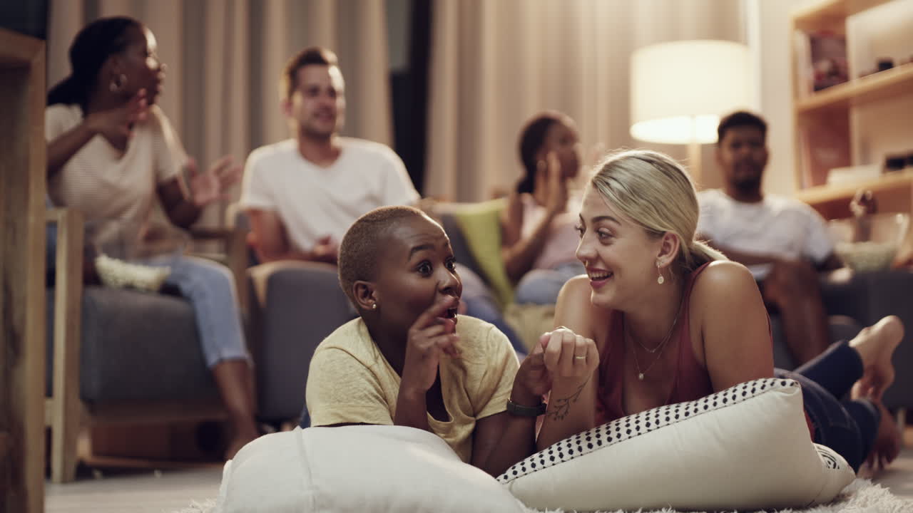 두 명의 젊은 여성들이 바닥에 누워서 지켜보고 있습니다.