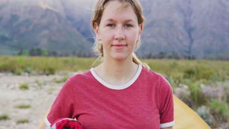 mujer caucásica mirando a la cámara y sonriendo