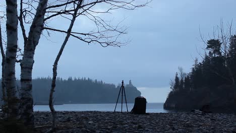 Faro-De-Split-Rock-En-Una-Tarde-Nublada-De-Invierno,-Costa-Norte-De-Minnesota