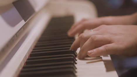 primer plano de una mujer manos tocando el piano 2