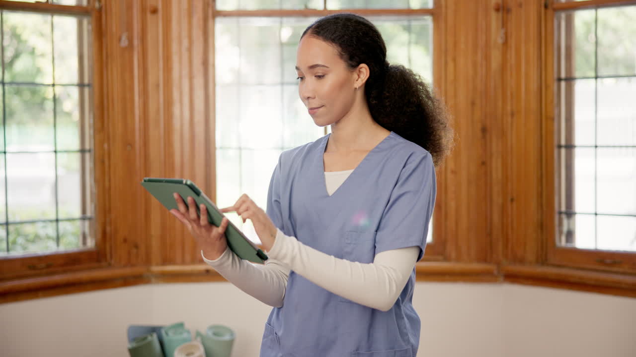 mujer, en línea y tableta para la investigación