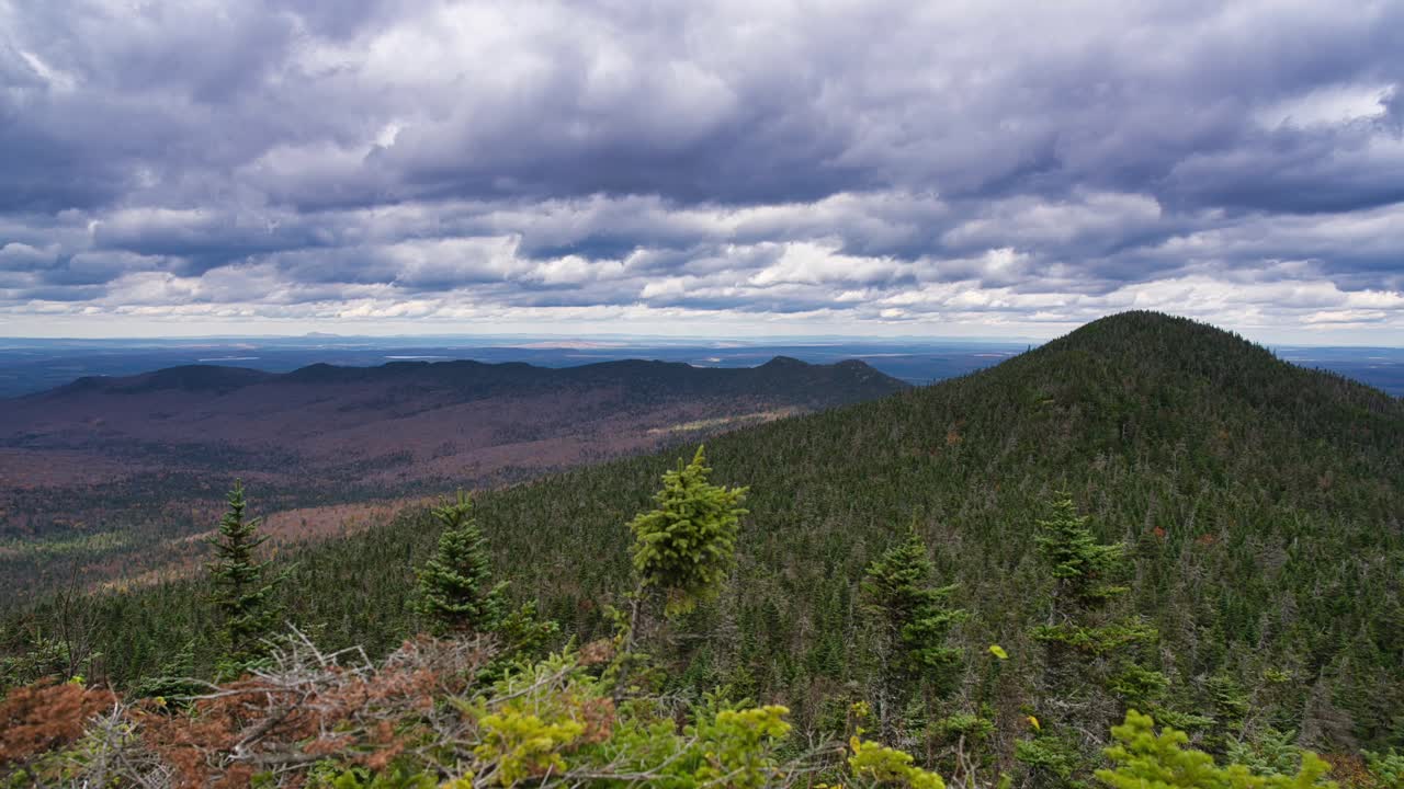 timelapse en la cima de una cadena montañosa