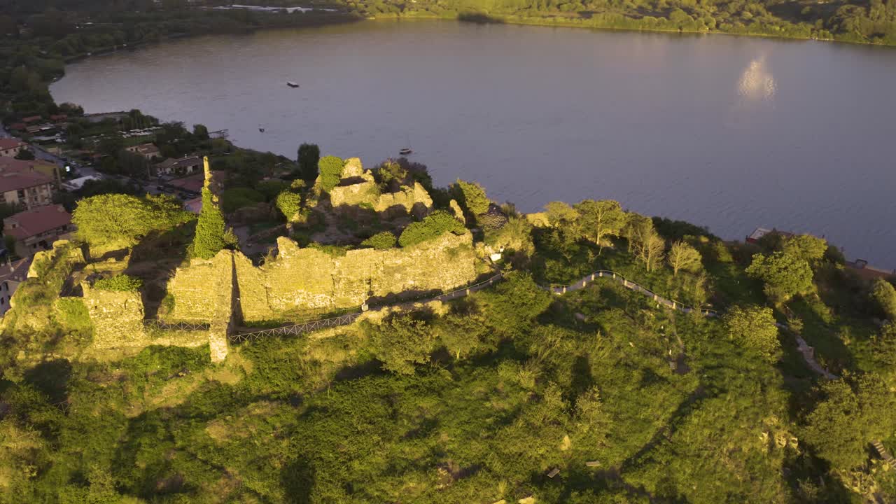 Upea kiertävä kuva Orsinin linnoituksen yläpuolella Bracciano-järvellä, Italiassa