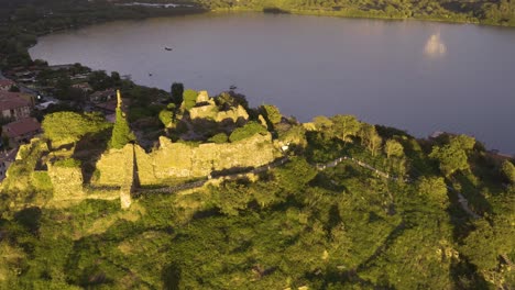 increíble toma en órbita sobre la fortaleza de orsinis en el lago bracciano, italia