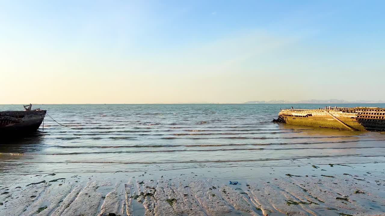 파손 된 배 와 함께 조용 한 해변 장면
