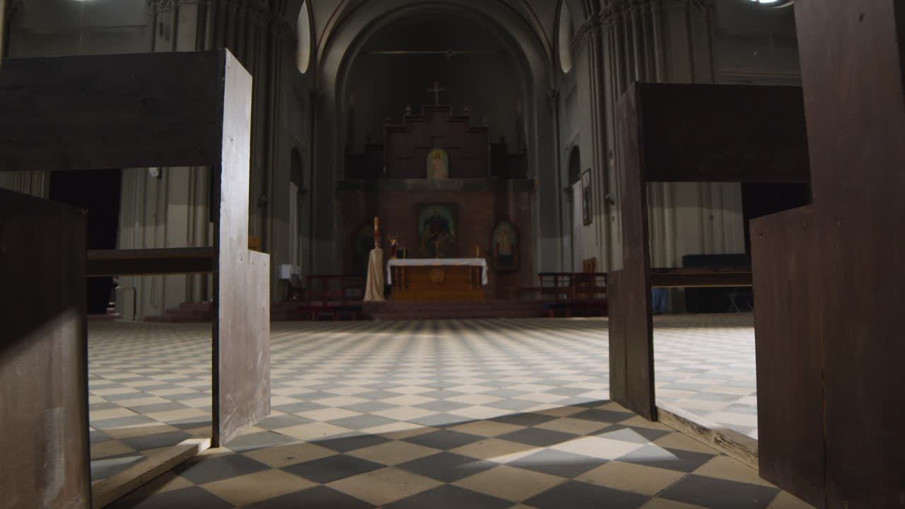 작은 소녀가 실내에서 재미를 느끼고 있습니다.