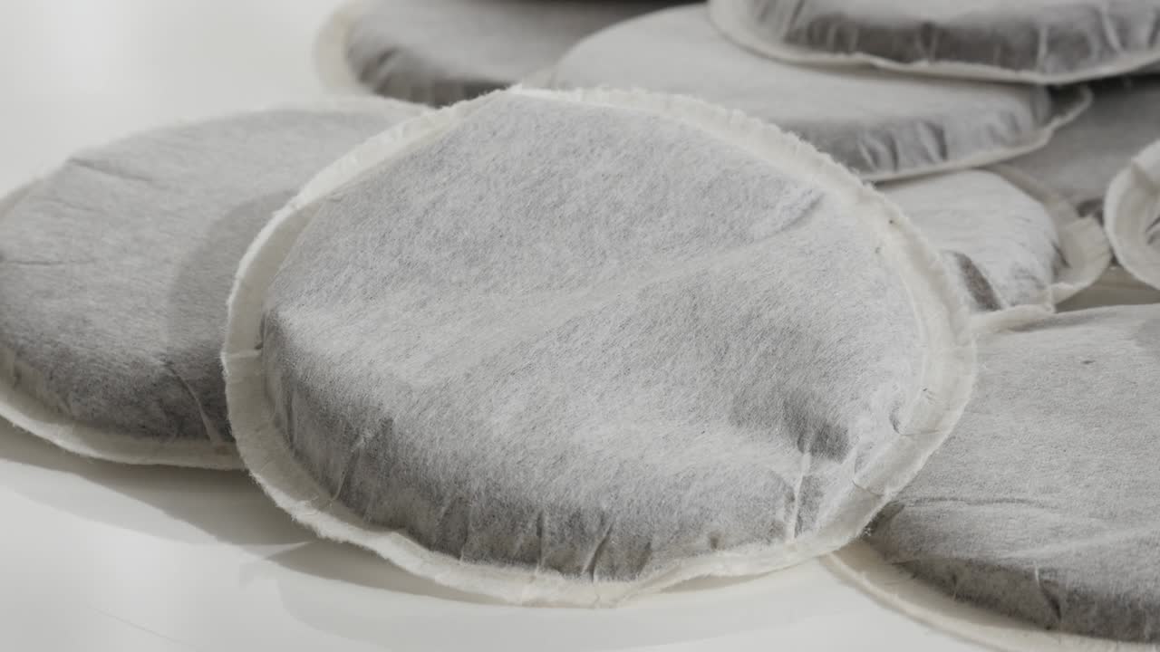 un montón de contenedores de café de una sola porción video de inclinación 4k