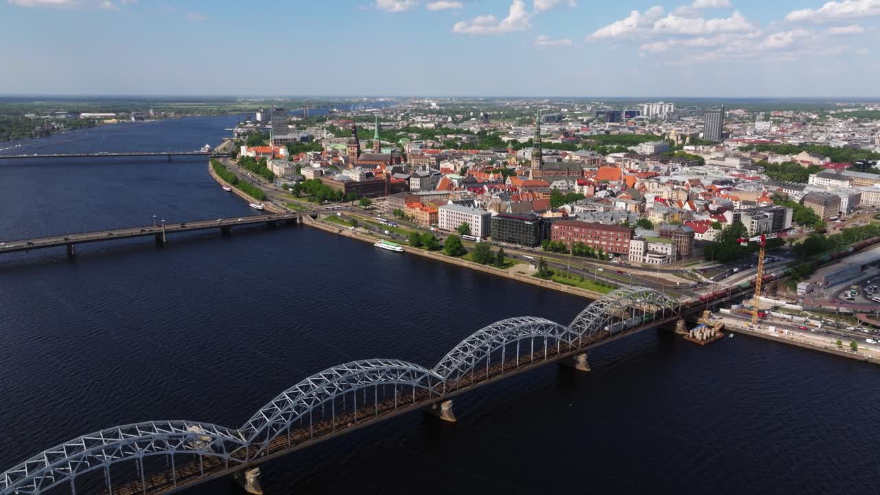 cinematográfica que establece una vista aérea sobre el río daugava con riga, letonia en el fondo