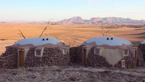 納米布沙漠 (namib desert) 的一個偏遠小屋的石頭小屋,俯<unk>著廣<unk>的沙漠風景.