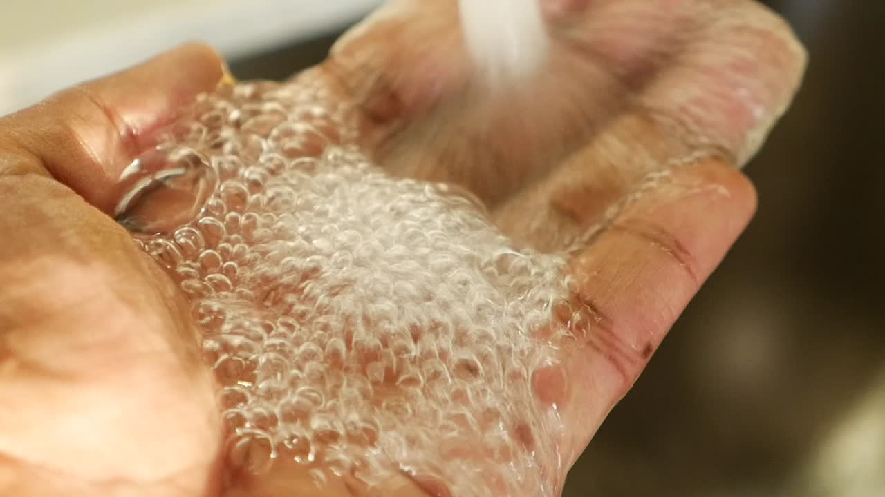 비누 와 물 으로 손 을 는 것