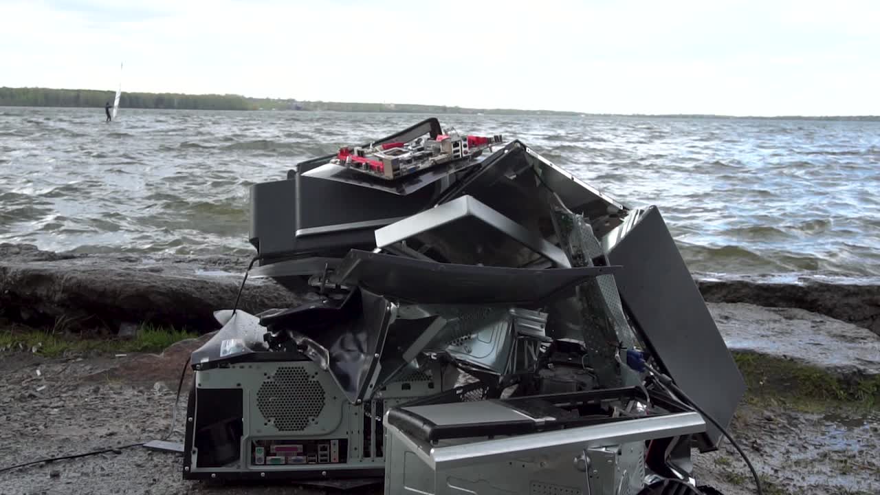 호수 에 있는 부서진 컴퓨터 부품