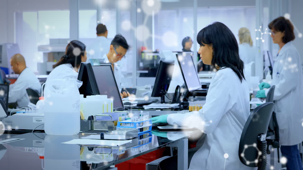 실험실에서 일하는 다양한 과학자들에 대한 분자의 애니메이션