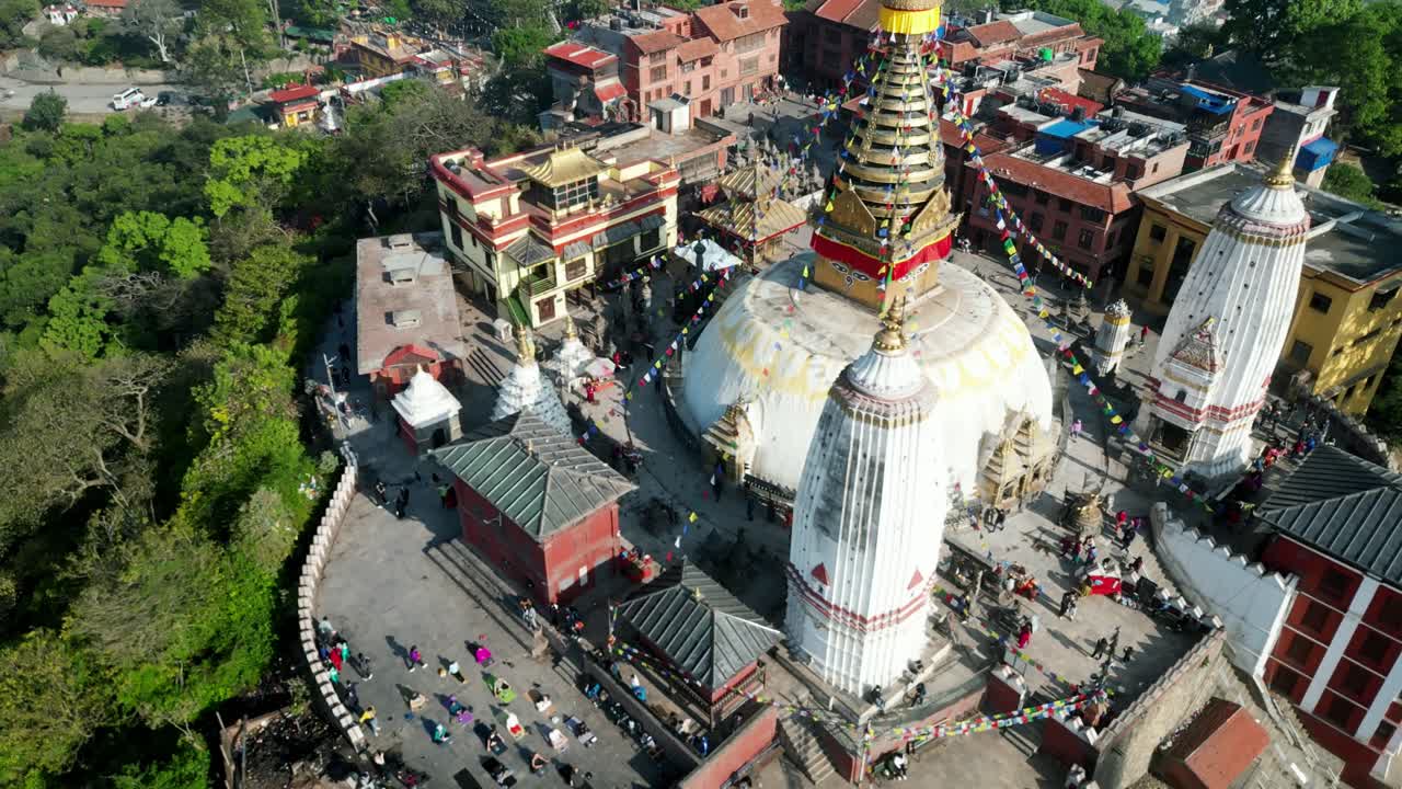 Panoraamakuva ilmasta Swayambhunathin temppelistä, muinaisesta buddhalaisesta luostarista riippuvine rukouslippuineen, Kathmandu, Nepal.