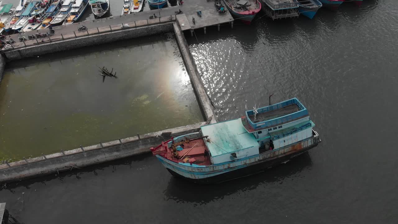 puerto de tanjung pandan en belitung indonesia con un gran barco de pesca, desde el aire