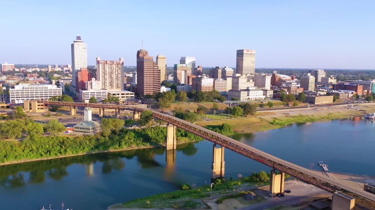 Ottima inquadratura aerea panoramica del centro città e del quartiere degli affari di Memphis, Tennessee, da Mud Island e dal fiume Mississippi.