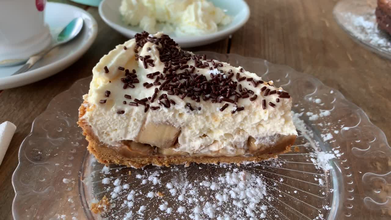 레스토랑에서 접시에 banoffee 파이