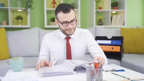 Hombre-De-Negocios-Trabajando-En-Casa-En-Un-Estado-De-ánimo-Divertido-Y-Feliz.