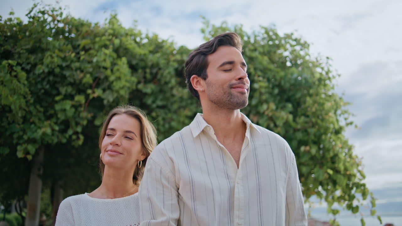 행복한 신혼 부부가 함께 휴식을 취하고 있는 공원 근접 사진. 미소 짓는 연인들 조용한 데이트