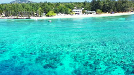 Hermosa-Isla-Exótica-Con-Palmeras-Rodeadas-De-Aguas-Turquesas-Cristalinas,-Fondo-Aéreo