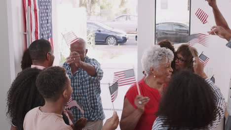 Familia-Negra-Llegando-A-Una-Fiesta-En-Casa-Para-Celebrar-El-Día-De-La-Independencia-Con-Familiares,-Vista-Elevada