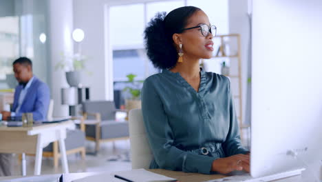 Mujer-Negra-En-El-Negocio,-Escribiendo-En-La-Computadora