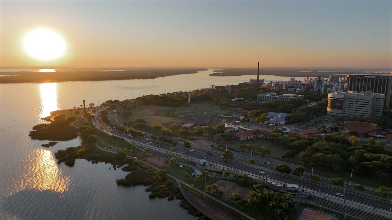 Un camion che attraversa lo skyline di Porto Alegre all'ora d'oro sul fiume Guaíba.