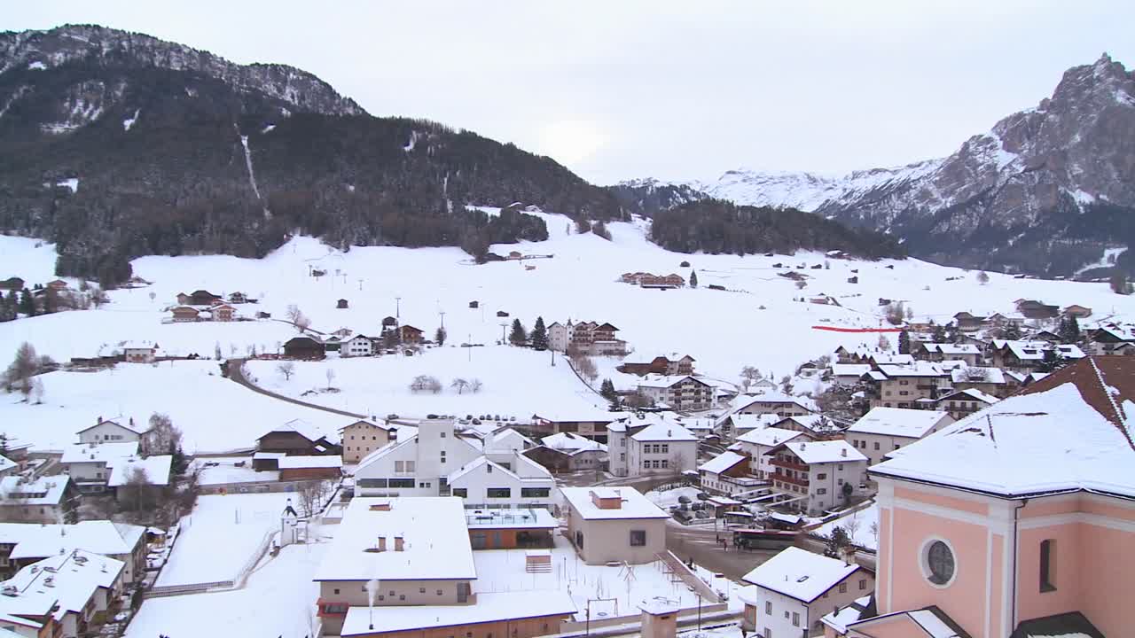 toma panorámica de una iglesia en un pueblo tirolés cubierto de nieve en los alpes en austria suiza italia eslovenia o un país de europa del este