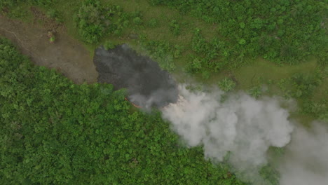 imágenes aéreas de arriba hacia abajo de un incendio forestal que arde en la sierra leona rural en cámara lenta para crear carbón