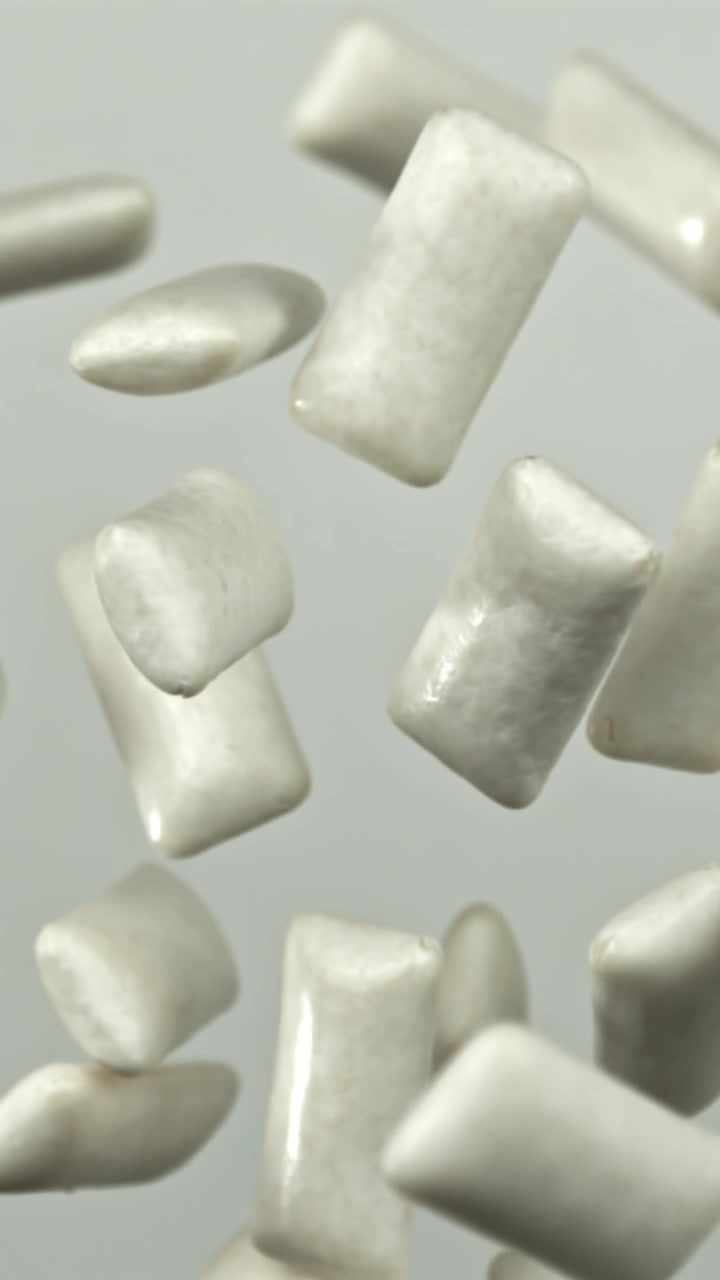 Pezzi di gomma da masticare bianca fresca che cadono al rallentatore